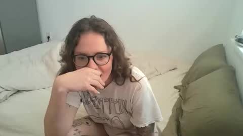 Snapshot of caraviolet chatting on 05.20.26 caraviolet online show from 05.20.26