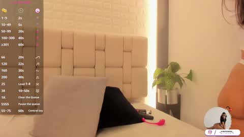 Snapshot of caro_martinezz chatting on 09.10.25 online show from 09.10.25