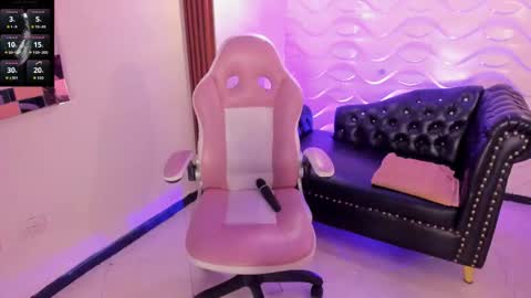 Snapshot of caro_sexyhot chatting on 10.17.25 carolina online show from 10.17.25