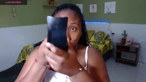 Snapshot of caroldelatorre chatting on 01.02.25 Carol de la torre online show from 01.02.25