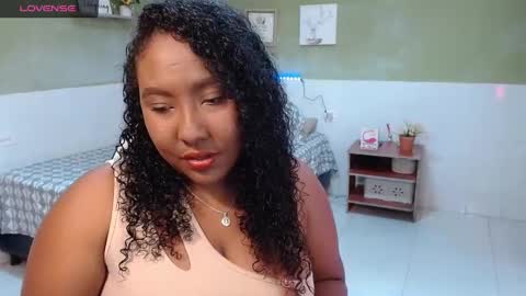Snapshot of caroldelatorre chatting on 02.06.25 Carol de la torre online show from 02.06.25