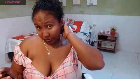 Snapshot of caroldelatorre chatting on 02.26.25 Carol de la torre online show from 02.26.25