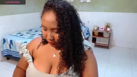 Snapshot of caroldelatorre chatting on 03.10.25 Carol de la torre online show from 03.10.25