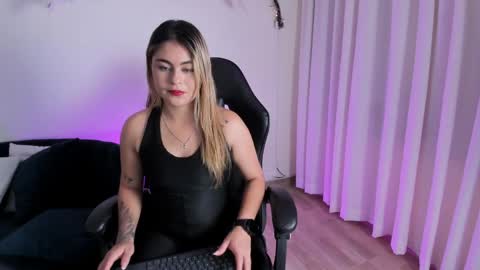Snapshot of carolina_torres25 chatting on 04.10.26 carolina_torres25 online show from 04.10.26