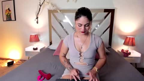 Snapshot of carolina_torres25 chatting on 04.17.26 carolina_torres25 online show from 04.17.26