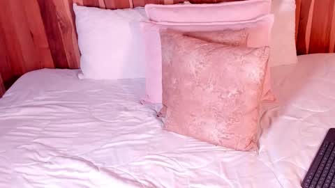 Snapshot of carolineejoness chatting on 12.04.25 Caroline online show from 12.04.25