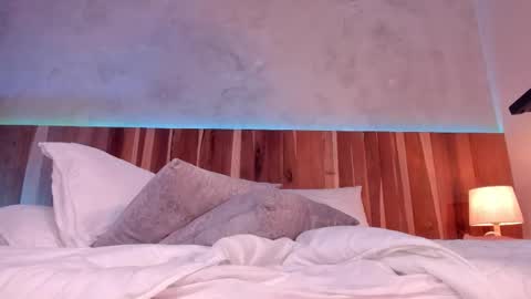 Snapshot of carolineejoness chatting on 12.13.25 Caroline online show from 12.13.25