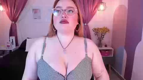 Snapshot of carolineevanss1 chatting on 09.16.25 Carolinee  online show from 09.16.25