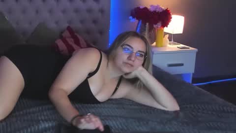 Snapshot of carollflexx chatting on 11.07.25 CarollFlexx online show from 11.07.25