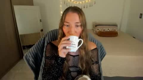 Snapshot of carriexwood chatting on 10.29.25 Nia  online show from 10.29.25