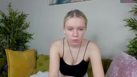 Snapshot of casey__miller chatting on 10.04.25 casey__miller online show from 10.04.25