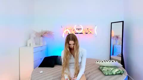 Hello my name is Cassie and my friend Nilo is also here online show from 03.04.25