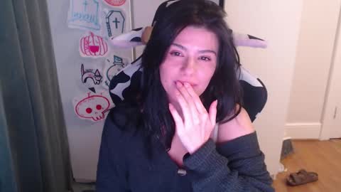 Snapshot of cassiealvarez chatting on 10.28.25 cassiealvarez online show from 10.28.25