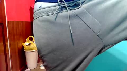 Snapshot of castration40 chatting on 10.18.25 castration40 online show from 10.18.25