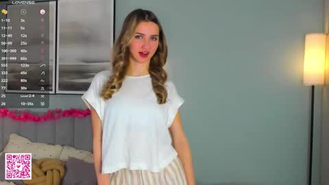 Snapshot of casual_blonde chatting on 02.25.26 For friends Kira online show from 02.25.26