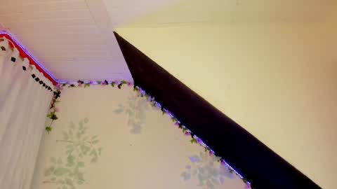 Cata green model independient online show from 01.14.25