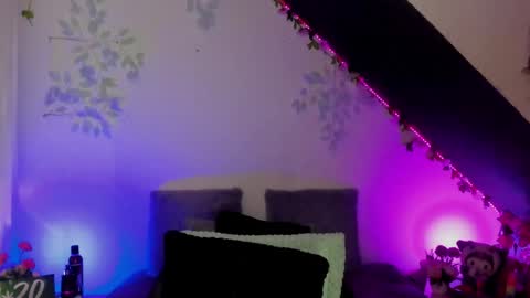 Cata green model independient online show from 01.22.25