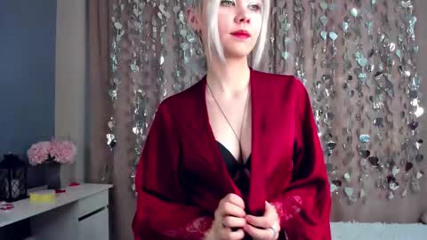 Snapshot of cathiearzabala chatting on 02.25.26 Mia online show from 02.25.26