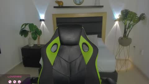 Snapshot of catleya_1 chatting on 12.30.24 Juliana online show from 12.30.24