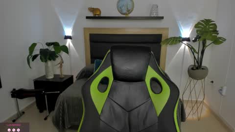 Snapshot of catleya_1 chatting on 03.08.25 Juliana online show from 03.08.25