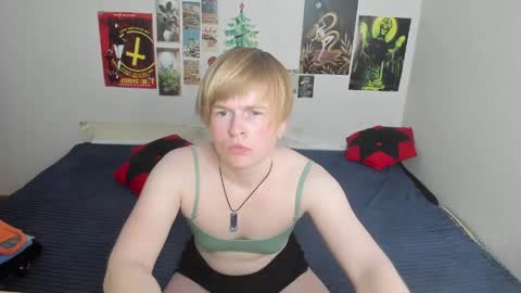 Snapshot of cattie_w_ chatting on 04.22.26 cattie_w_ online show from 04.22.26