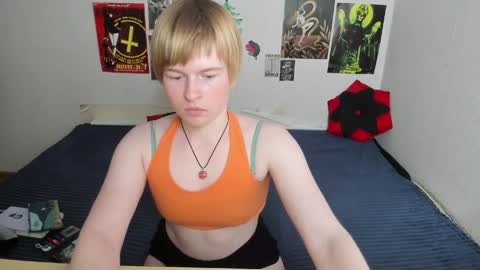 Snapshot of cattie_w_ chatting on 04.24.26 cattie_w_ online show from 04.24.26