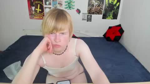 Snapshot of cattie_w_ chatting on 06.17.26 cattie_w_ online show from 06.17.26