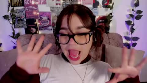 Snapshot of chaarlotte_1 chatting on 05.03.26 charlotte online show from 05.03.26