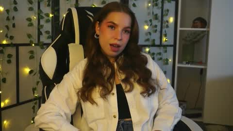 Snapshot of charlinemanke chatting on 10.08.25 Dannie online show from 10.08.25