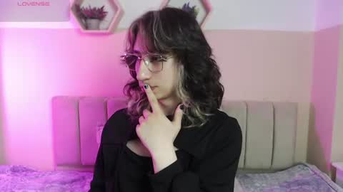 Snapshot of charlothe_dumont chatting on 06.18.26 charlothe_dumont online show from 06.18.26