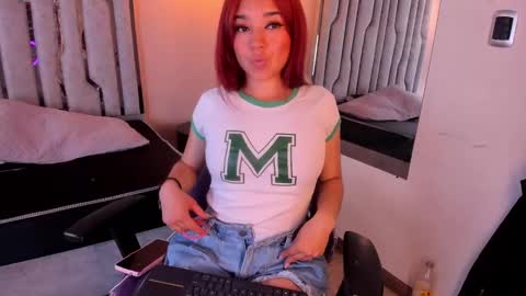 Snapshot of charlotte_jones24 chatting on 12.23.24 Charlotte Jones online show from 12.23.24