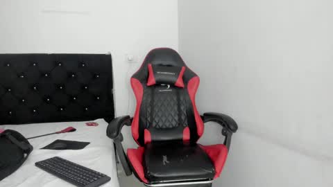 Snapshot of charlotte_xc chatting on 02.14.25 charlotte_xc online show from 02.14.25