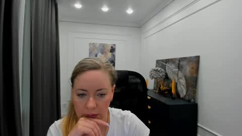 Snapshot of charlottekerti chatting on 05.18.26 Charlotte online show from 05.18.26