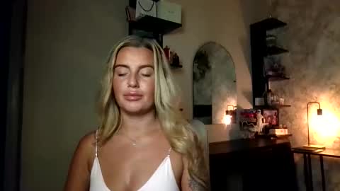 Snapshot of charlottemilfukx chatting on 05.25.26 Charlotte online show from 05.25.26