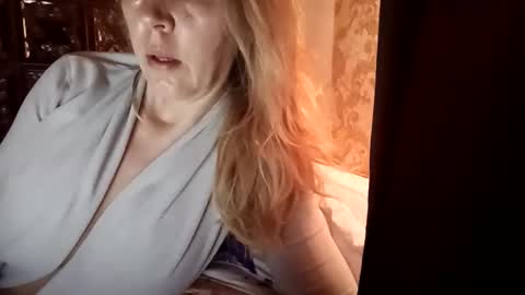 Snapshot of charming_rosse chatting on 04.27.26 charming_rosse online show from 04.27.26