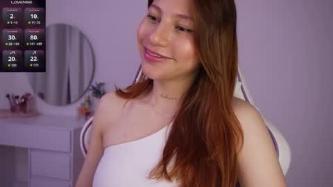 Snapshot of cherry__peach chatting on 10.19.25 Holly online show from 10.19.25