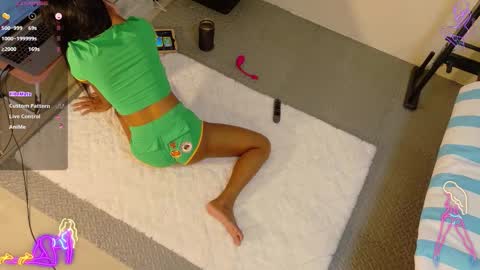 Snapshot of cherrycreme chatting on 11.18.25 Cherry online show from 11.18.25