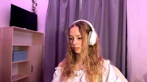 Snapshot of cherryrush951544 chatting on 10.14.25 Evie online show from 10.14.25