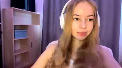 Snapshot of cherryrush951544 chatting on 10.20.25 Evie online show from 10.20.25