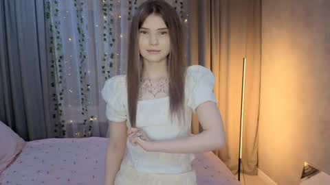 Snapshot of cherylevanslooten chatting on 04.15.26 aroline online show from 04.15.26