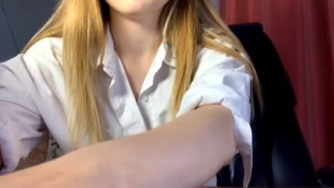 Snapshot of chill_velvet chatting on 09.24.25 Sasha online show from 09.24.25