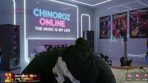 Snapshot of chinoroz chatting on 09.26.25 Enrique online show from 09.26.25