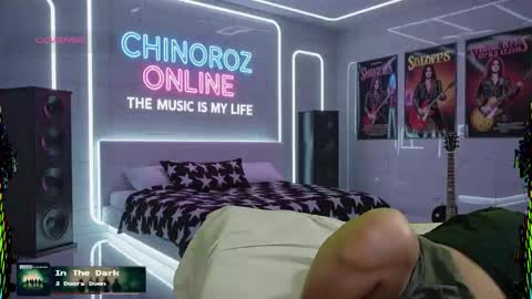 Snapshot of chinoroz chatting on 10.13.25 Enrique online show from 10.13.25
