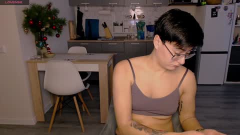 Snapshot of chloe_x_ chatting on 01.05.25 Eva and Sandra online show from 01.05.25