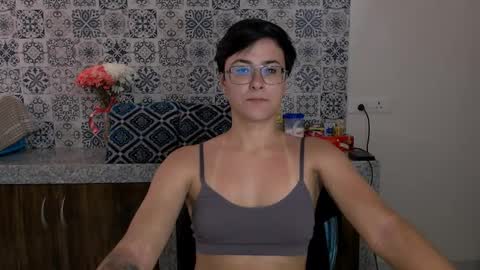 Snapshot of chloe_x_ chatting on 02.18.25 Eva and Sandra online show from 02.18.25