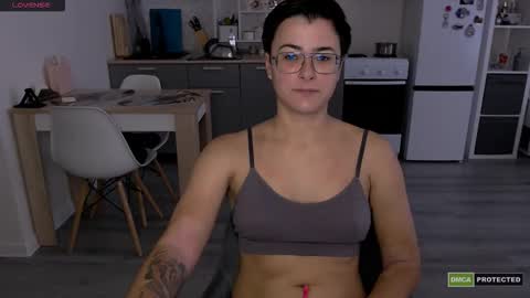 Snapshot of chloe_x_ chatting on 09.10.25 Eva and Sandra online show from 09.10.25