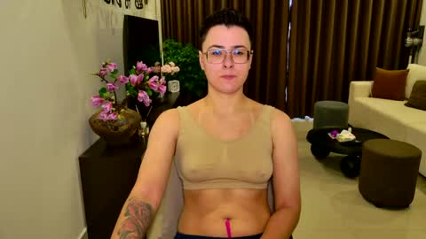 Snapshot of chloe_x_ chatting on 04.17.26 Eva and Sandra online show from 04.17.26