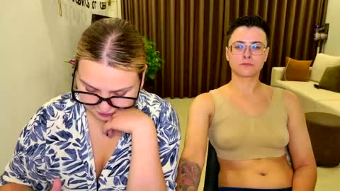 Snapshot of chloe_x_ chatting on 04.19.26 Eva and Sandra online show from 04.19.26