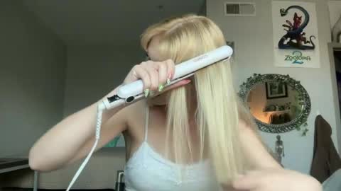 Snapshot of chloebabie chatting on 06.19.26 Chloe online show from 06.19.26