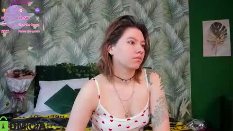 Snapshot of chloebloss0m chatting on 12.17.25 Boni online show from 12.17.25